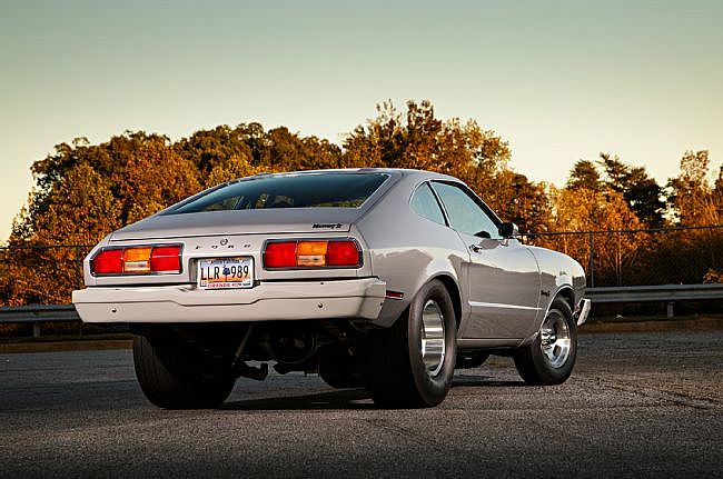 19a-1975-ford-mustang-rear-view.jpg