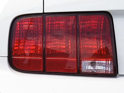 ford_06mustangcoupe_taillight_Large.jpg