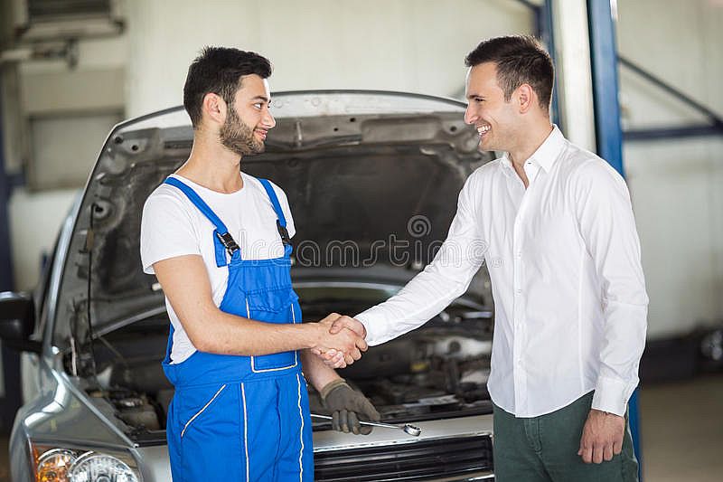 ling-client-mechanic-shaking-hands-sevice-61613018.jpg