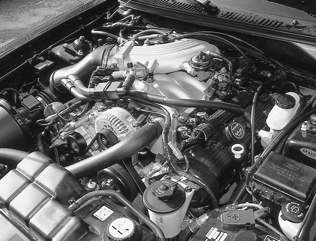 0302mm_109zoom+2001_Ford_Bullitt_Mustang+Underhood_Engine.webp