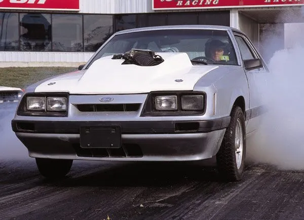 0305mm_01z+1986_Ford_Mustang+Front_Burnout.webp