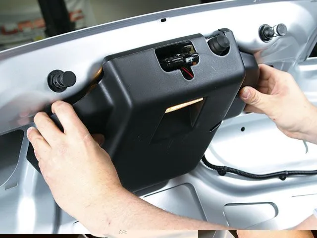 0604_mump_06z+2005_ford_mustang+trunk_lock.webp