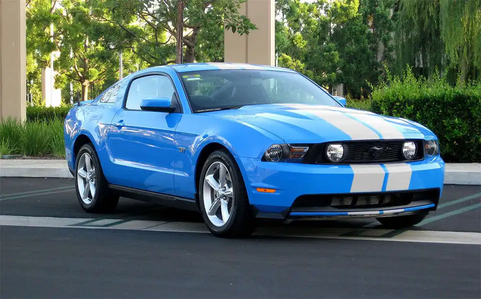 10exterior-whiteracingstripes.webp