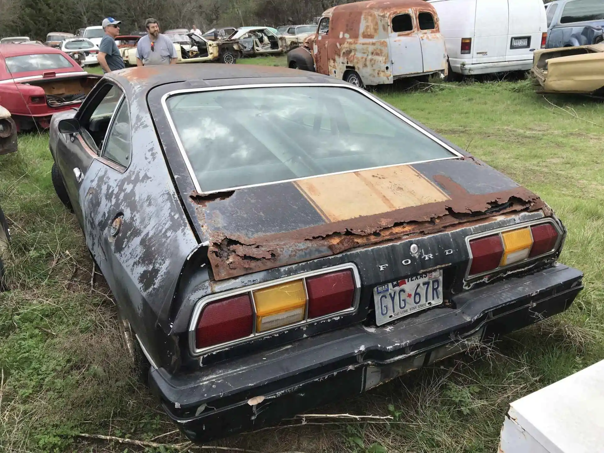 1979-Mustang-II-Cobra-rusty-rear-hatch-.webp