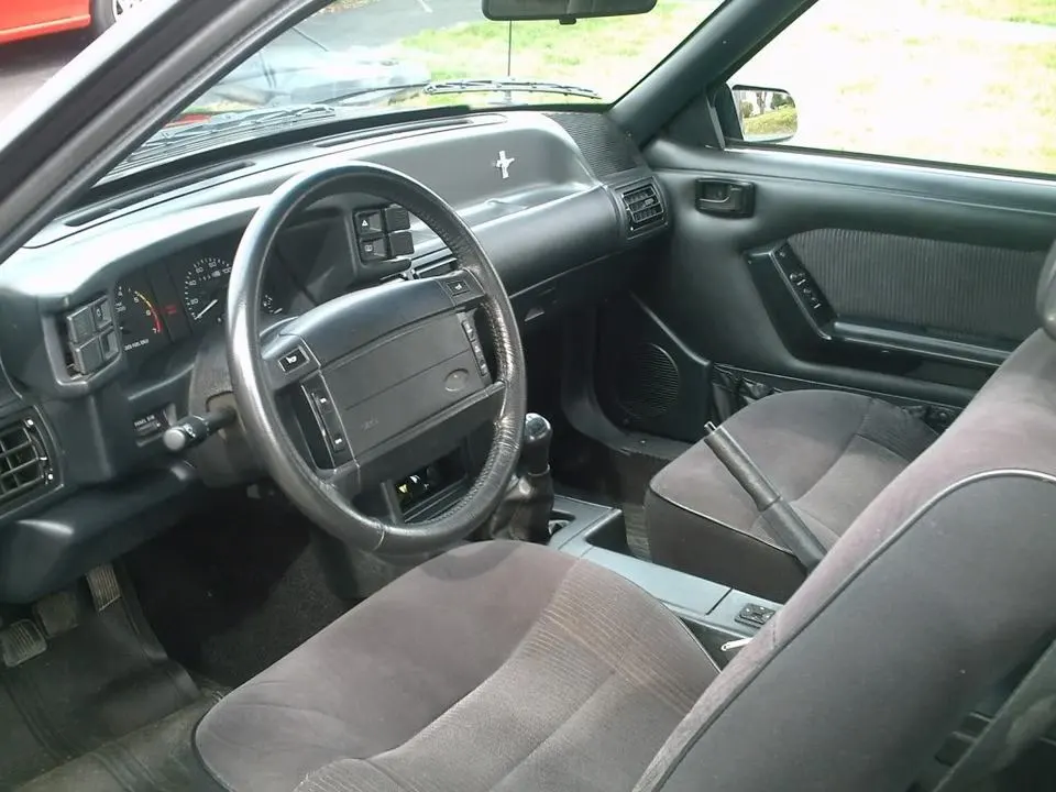 1990coupeinterior.webp