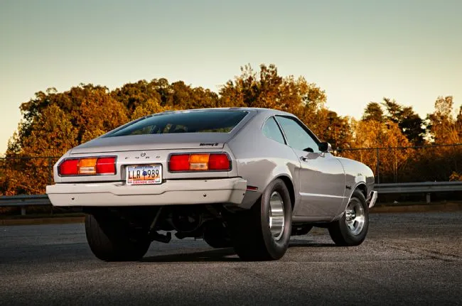 19a-1975-ford-mustang-rear-view.webp