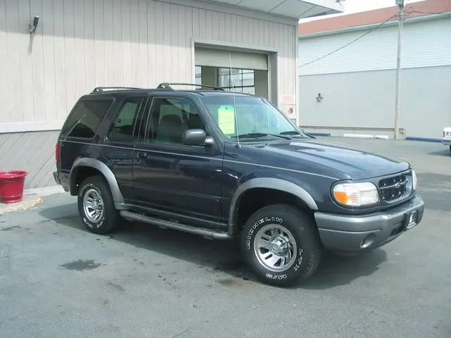 2000FordExplorer001.webp