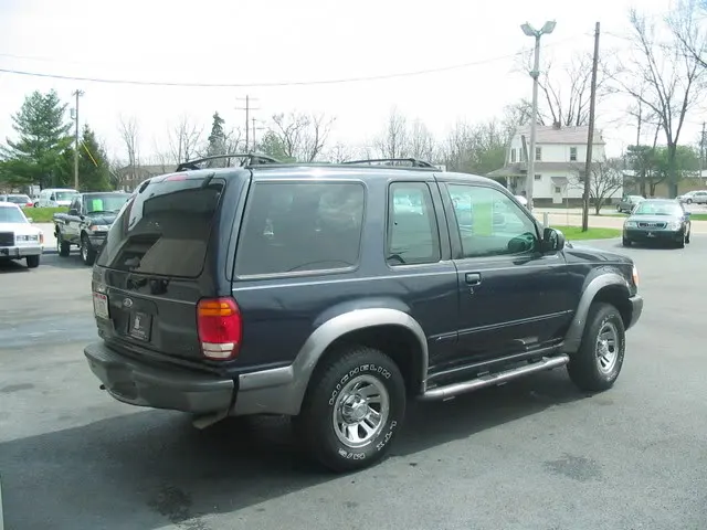 2000FordExplorer006.webp