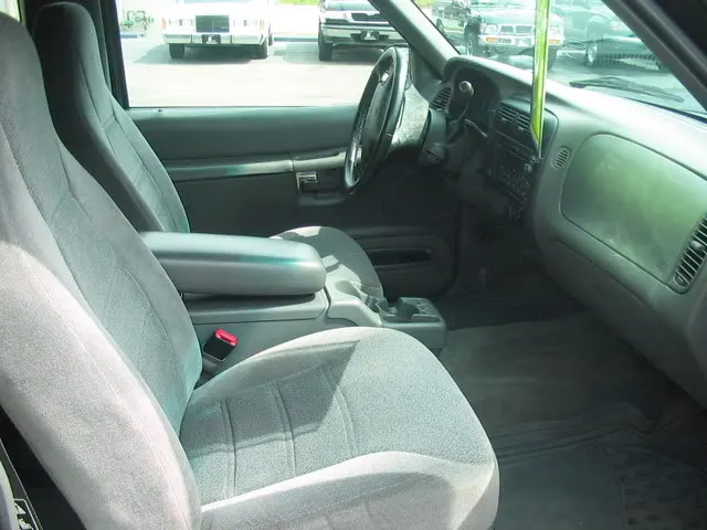 2000FordExplorer007.webp