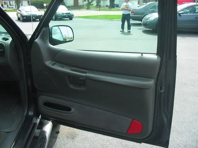 2000FordExplorer010.webp