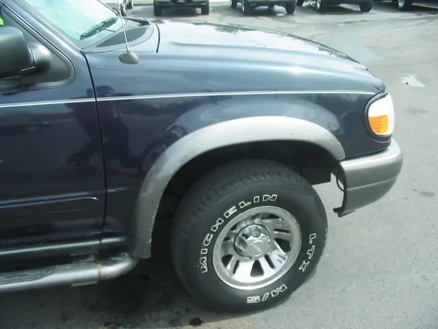 2000FordExplorer011.webp