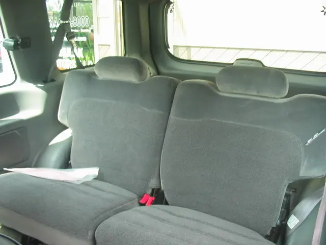 2000FordExplorer014.webp