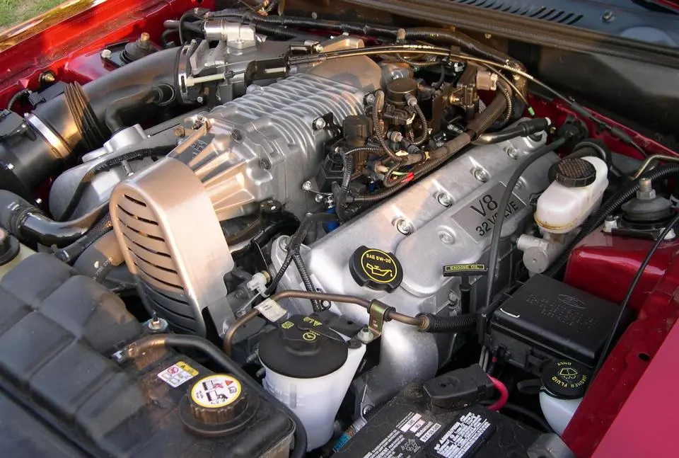 2003_Ford_Mustang_Cobra_32v_Supercharged_engine.webp