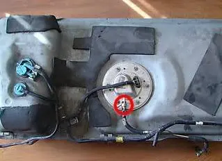 2003GTMustangfueltank.webp