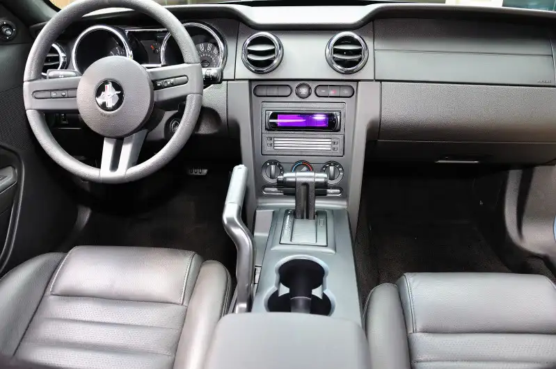 2007MustangInterior01.webp