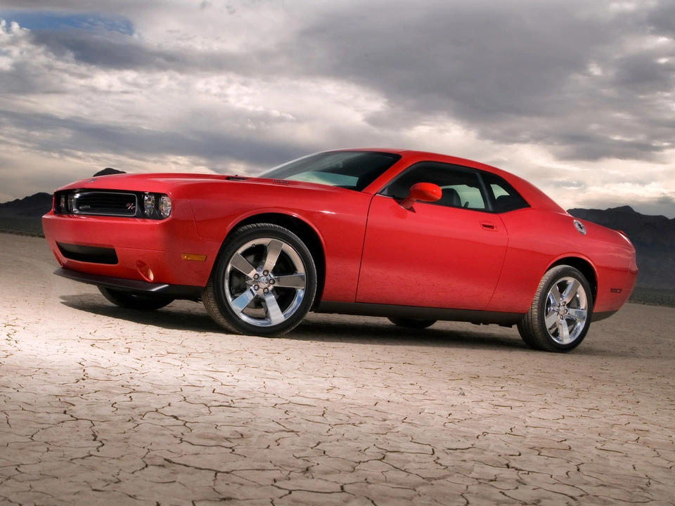 2009-Dodge-Challenger-RT-Front-And-Side-Tilt-1280x960.webp