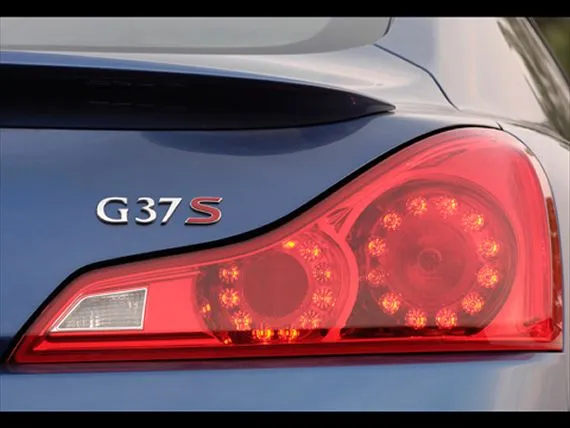 2009-infiniti-g37-s-tail-light-closeup.webp