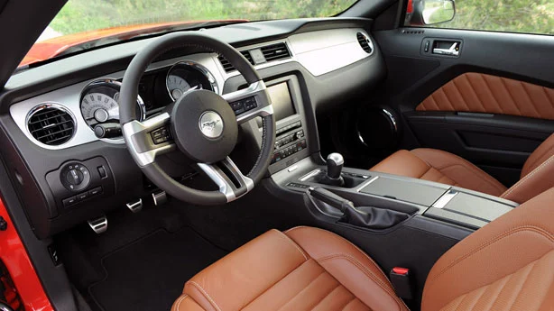 20100330_2011-mustang-interior_614mz.webp