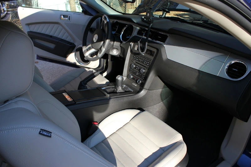 2011HorsecarInteriorRightsidex960.webp