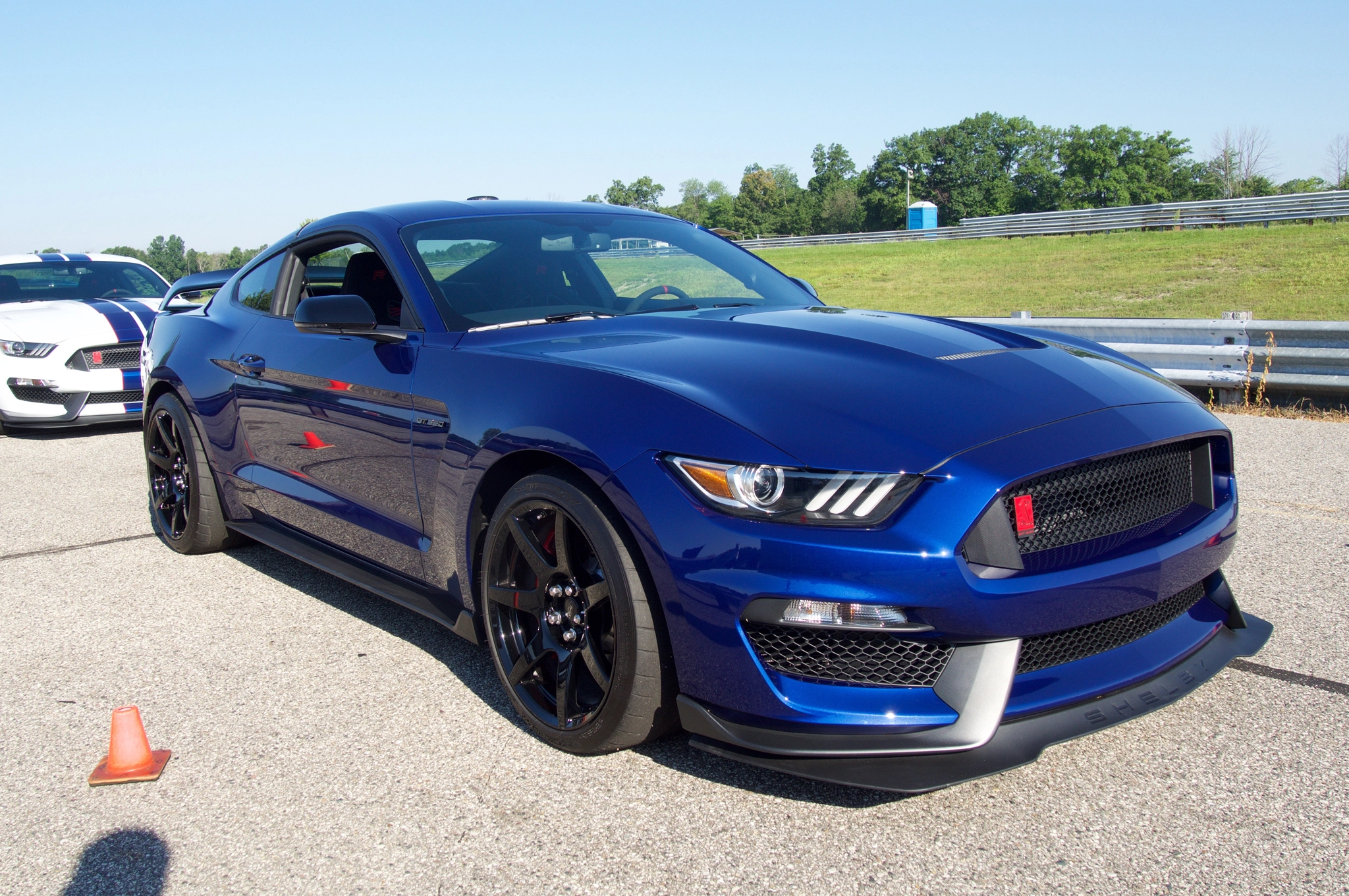 2016-Ford-Mustang-Shelby-GT350R-front-three-quarter-0.webp