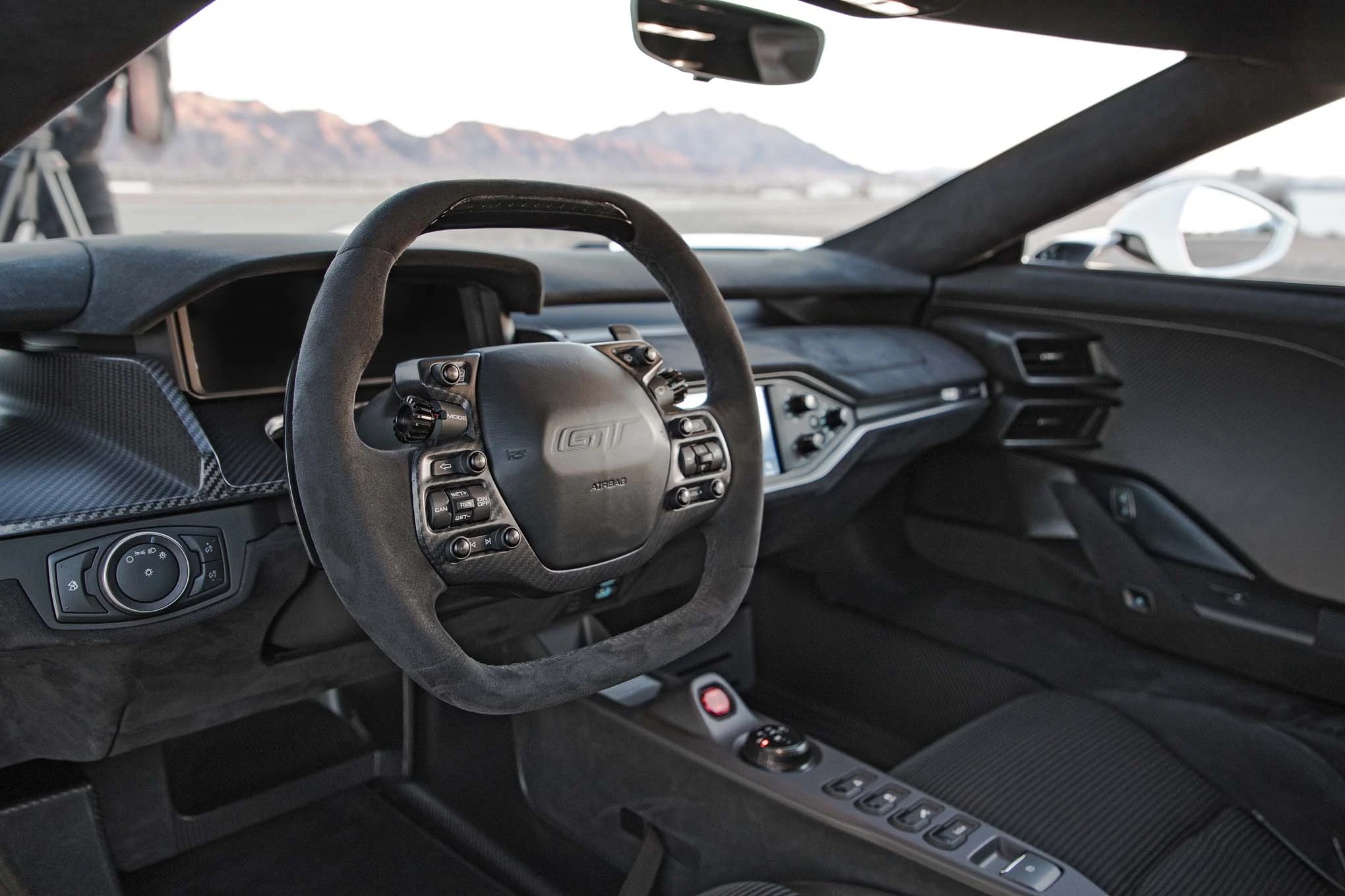 2017-ford-gt-steering-wheel-jpg.590225.webp