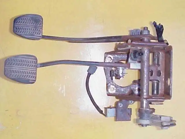 33145d1189797652-1988-mustang-gt-bypassing-clutch-safety-switch-t5pedals1.webp