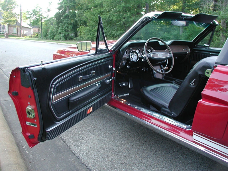 68Shelby2014-GT350_Inter_open_door.webp