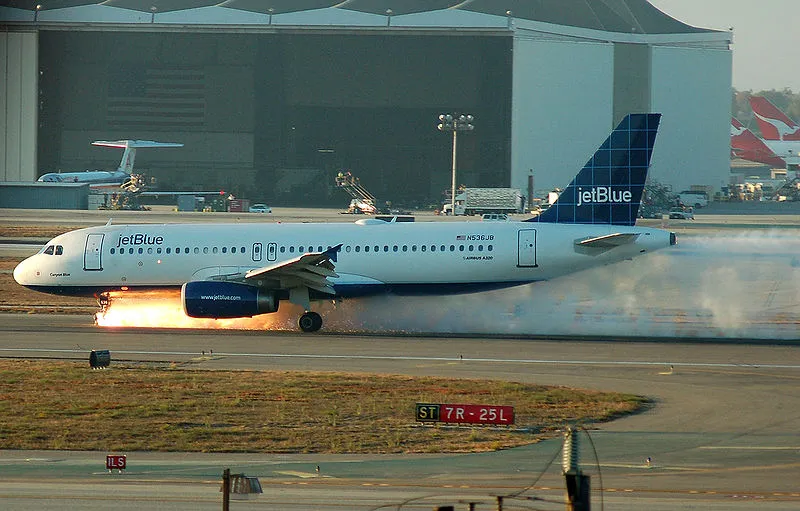 800px-JetBlue292Landing.webp