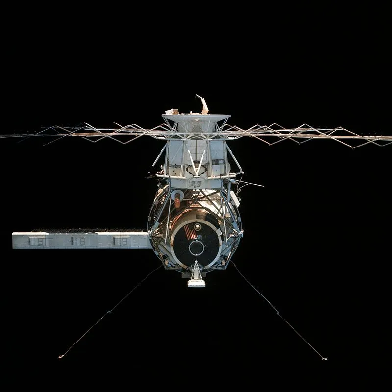 800px-Skylab_4_undocking.webp