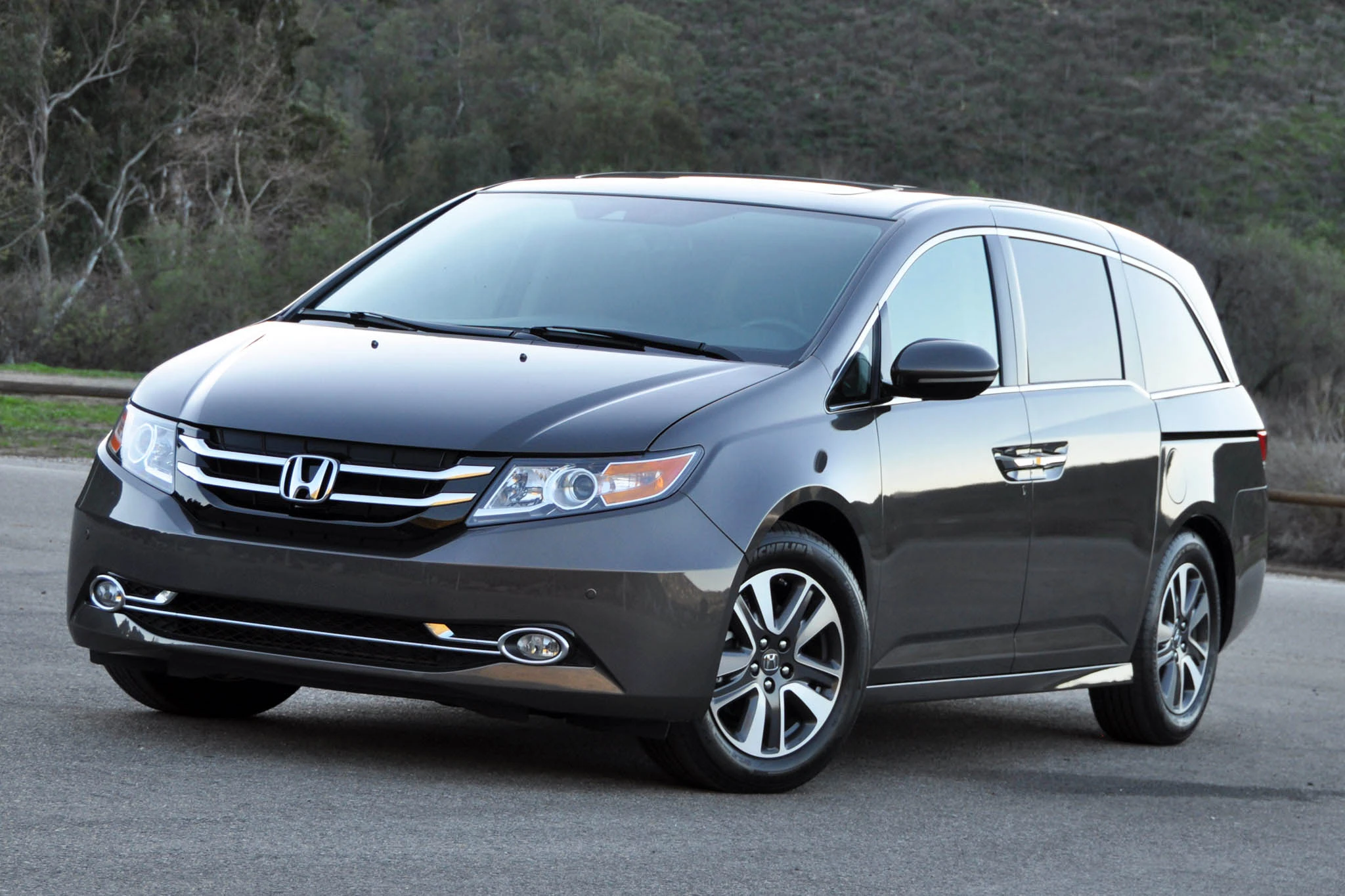 AutoWeb_2015-March-Review-2015-Honda-Odyssey-Touring-Elite-004.webp