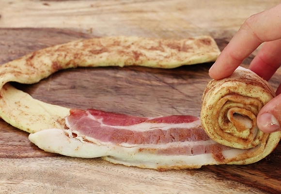 bacon-cinnamon-rolls-2-580.webp