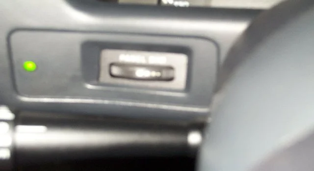 631557
