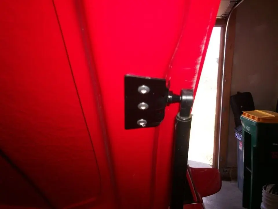 HoodStruts005.webp