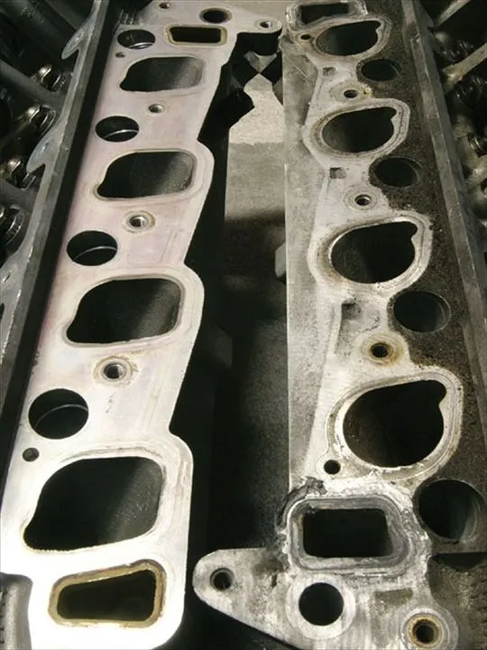 hrdp_0804_05_z+ford_4_6_engine+pl_heads_left_pl_right_not.webp