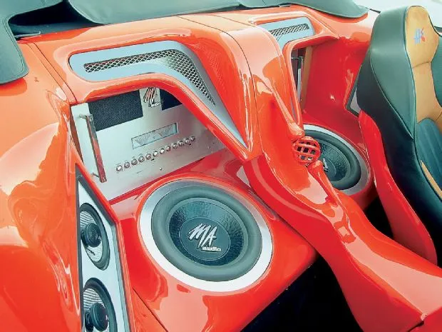 m5lp_0310_04_%2Bapc_2002_mustang%2Bsubwoofers[1].webp
