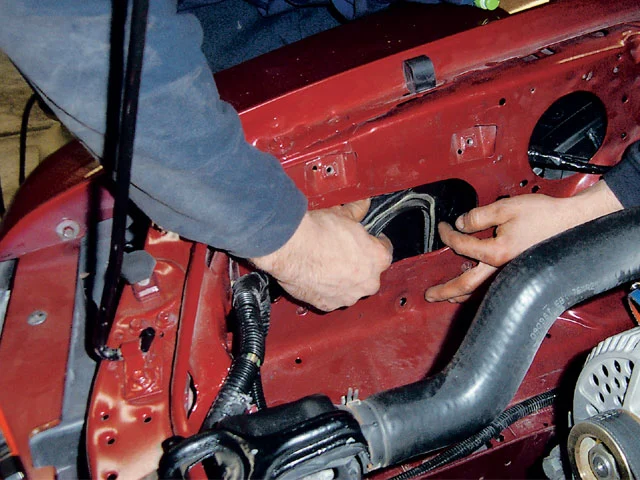 m5lp_0701_04_z+1993_ford_mustang_LX+air_silencer_removal.webp