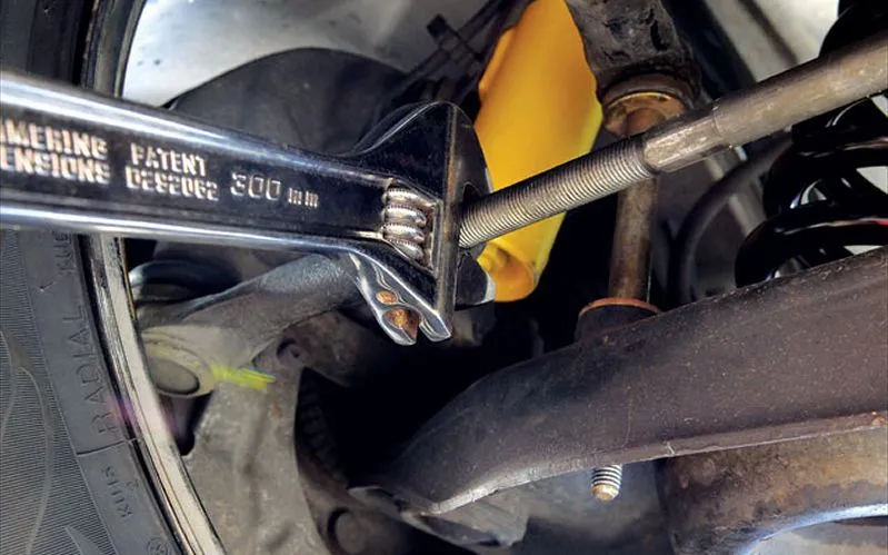 m5lp_0705_27_z%2b1996_ford_mustang_cobra%2btie_rod.webp