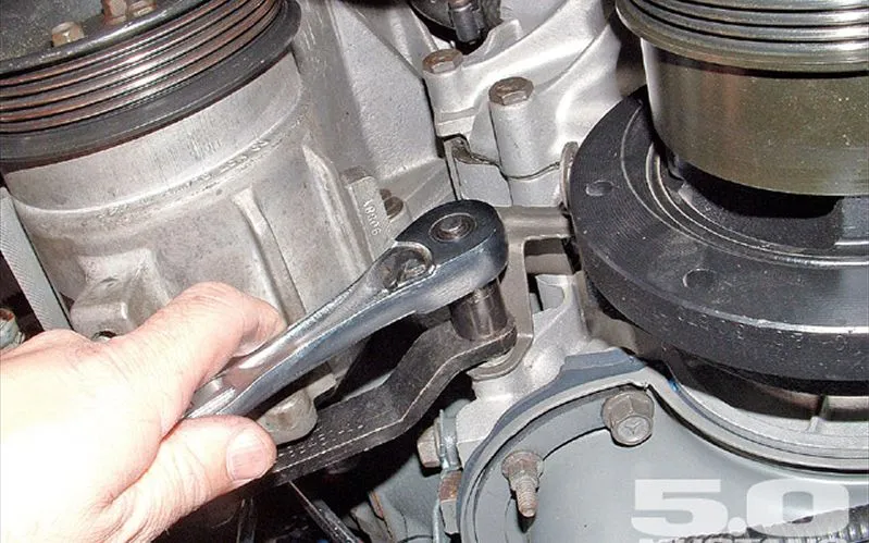 m5lp_0812_04_z%2b1989_ford_mustang_lx%2bsmog_pump_bracket.webp