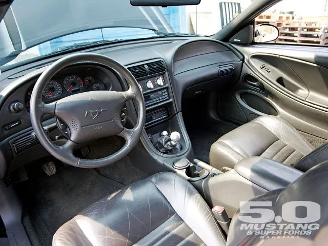 m5lp_0902_05_z+2000_ford_mustang_GT+interior.webp