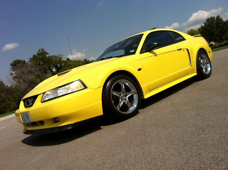 M_912_front_side_angled.webp