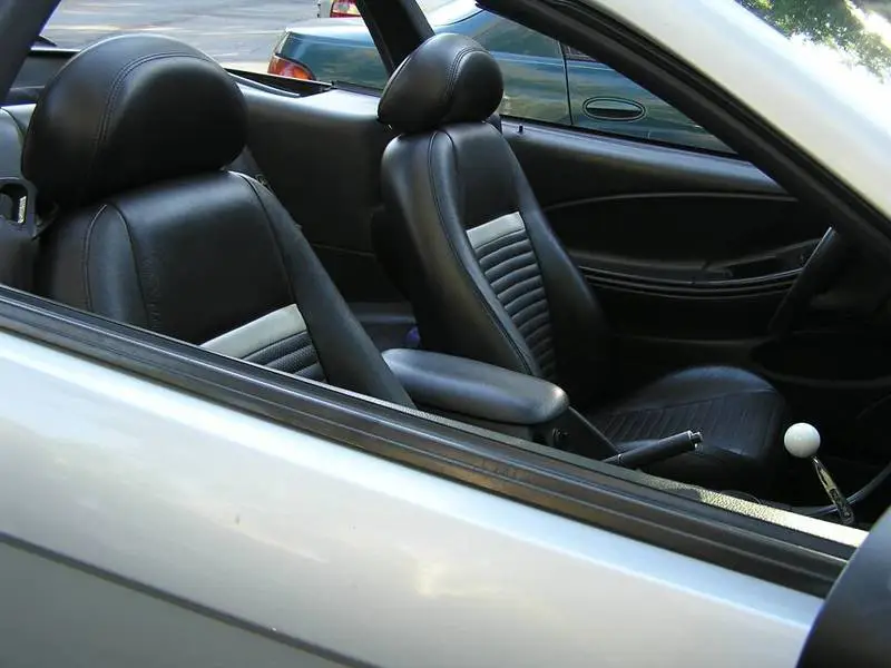 mach_seats.webp