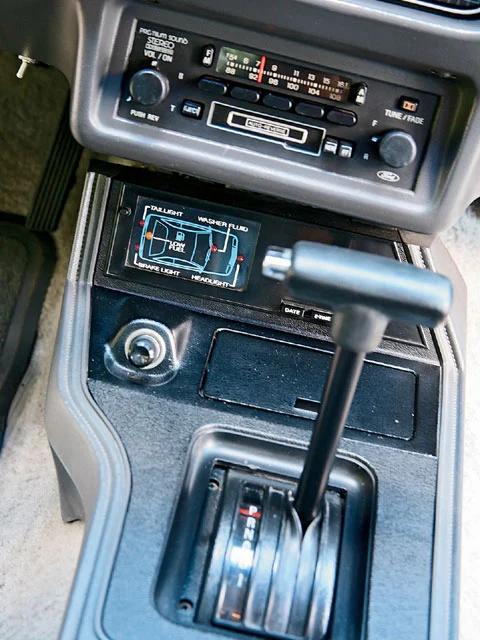 mmfp_0712_06_z+1986_ford_mustang_lx+shift_knob.webp