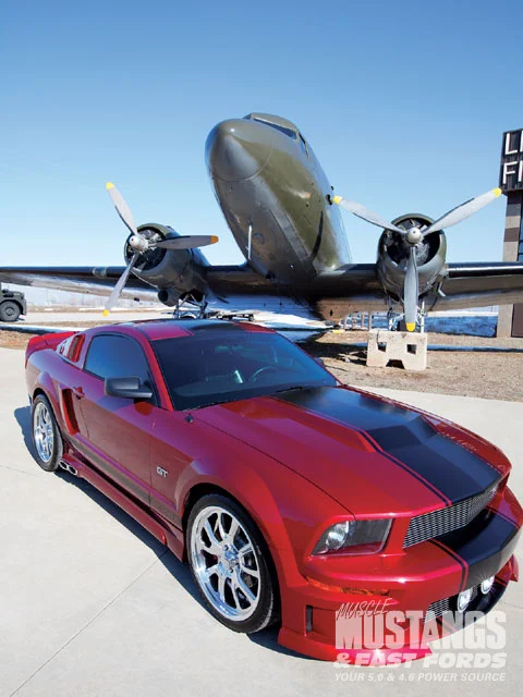 mmfp_0908_01_z+2005_mustang_gt+front_angle.webp
