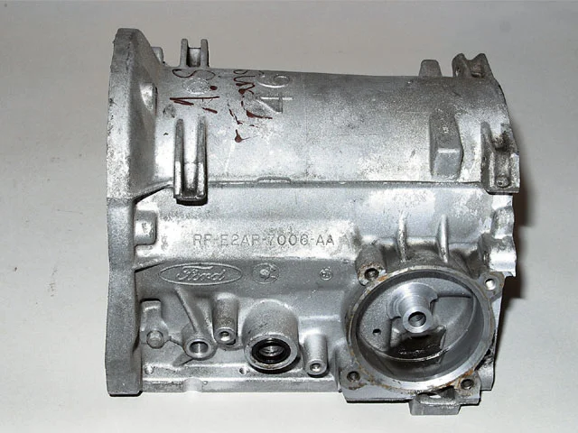 mufp_0605_27_z+small_block_ford_transmission_performance+tailshaft_housing.webp