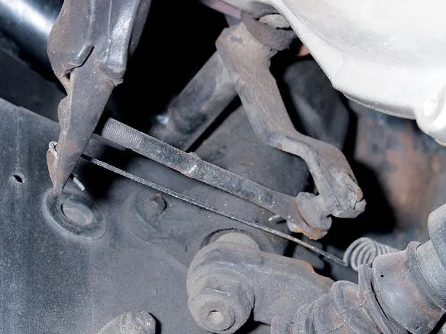 mump_0702_03z+ford_mustang+clutch_service.webp