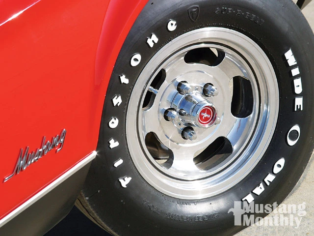 mump_0811_09_z+1973_mustang_convertible_wheel+front_view.webp