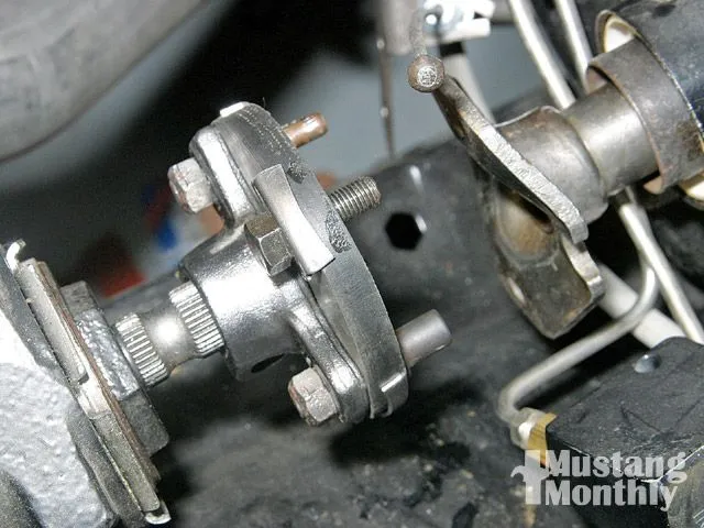 mump_0903_17_z+ford_mustang+tilt_steering_column.webp