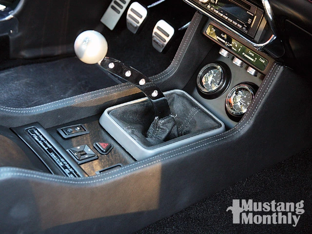 mump_0907_06_z+1967_mustang_fastback+center_console.webp