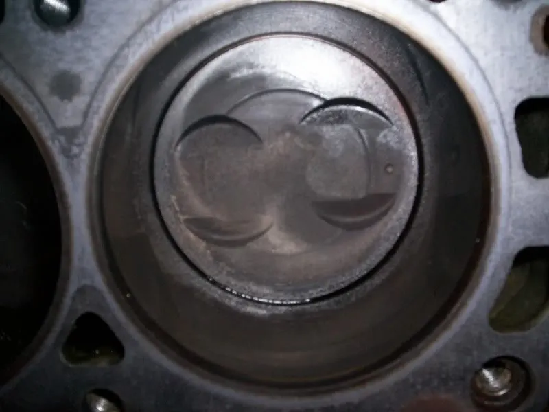 mustangpistonsandheads001.webp