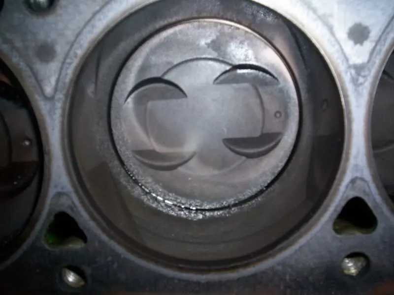 mustangpistonsandheads002.webp